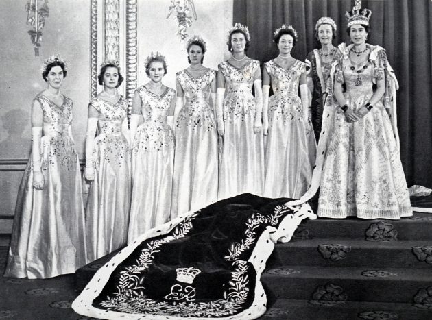 La historia detrás del vestido de coronación de la reina