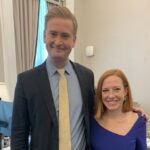 La secretaria de prensa de la Casa Blanca, Jen Psaki, y Peter Doocy, de Fox News, deponen sus armas