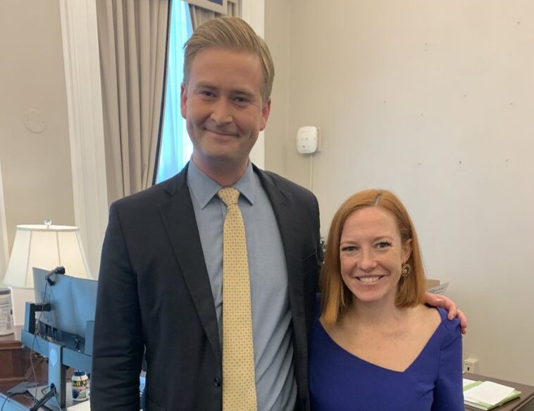 La secretaria de prensa de la Casa Blanca, Jen Psaki, y Peter Doocy, de Fox News, deponen sus armas