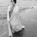 Una maravilla en blanco: Lana Del Rey hizo una exhibición deslumbrante con un vestido de Valentino muy revelador en su sesión de fotos para el Volumen 3 de la revista W, The Music Issue.