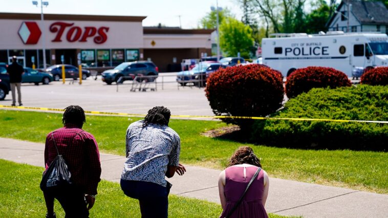 Las familias de Buffalo recibirán enormes donaciones, Ben Crump se prepara para demandas