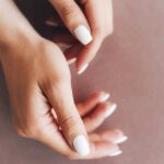 Las manicuras con envoltura de seda son la solución perfecta para las uñas débiles y quebradizas