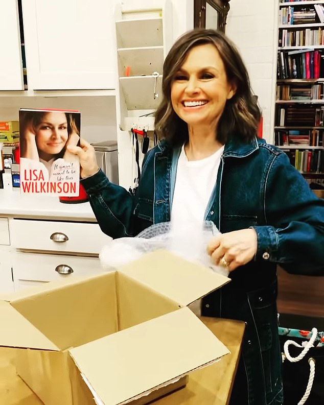 Ouch: El nuevo libro de Lisa Wilkinson (en la foto) se ha topado con un bache en el camino, con precios reducidos a mínimos mínimos a medida que el tomo revelador llega a los contenedores de ofertas en los minoristas de toda Australia.  Las memorias del presentador del Proyecto, No fue destinado a ser así, se han rebajado drásticamente en las principales tiendas.