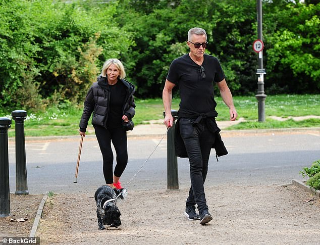 Discreto: Leslie Ash cortó una figura casual mientras usaba un bastón mientras paseaba con su esposo Lee Chapman y su perro en Battersea Park, Londres, el sábado por la mañana.
