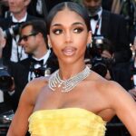 Lori Harvey llega a la alfombra roja de Cannes con un vestido amarillo sin tirantes