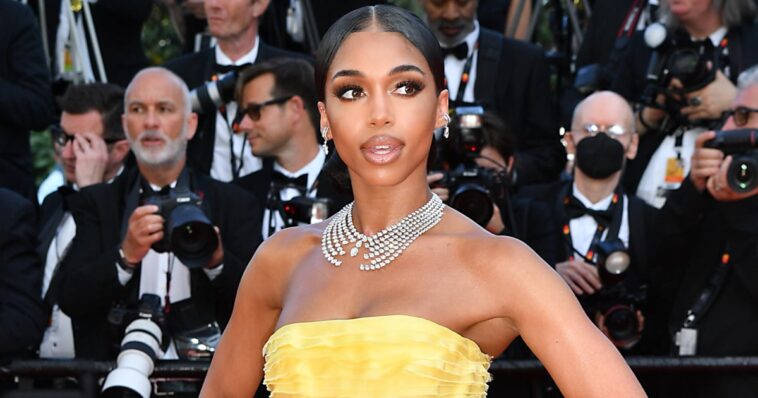 Lori Harvey llega a la alfombra roja de Cannes con un vestido amarillo sin tirantes