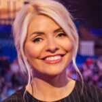 Los fanáticos de la televisión divididos ya que Holly Willoughby está en dos programas a la vez mientras ITV se enfrenta a la BBC