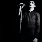 Los miembros de Joy Division debaten sobre la prevención del suicidio en el Parlamento 42 años después de la muerte de Ian Curtis