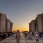 Louis Vuitton atrae estrellas para el show de cruceros digno de 'Dune' en el Instituto Salk