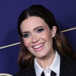 Mandy Moore hace una cita nocturna con traje y corbata mientras promociona This Is Us