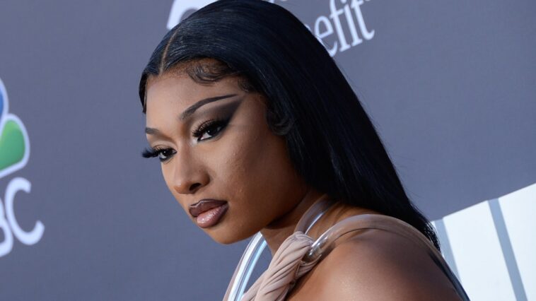 Megan Thee Stallion usó un minivestido futurista para los Billboard Music Awards