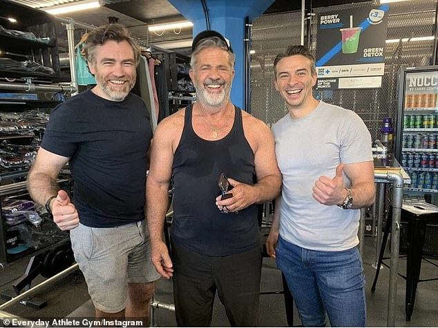 Luciendo bien: Mel Gibson mostró su físico y bíceps abultados mientras se ejercitaba en un gimnasio escocés antes de su gran aparición en un evento en vivo en la ciudad de Glasgow.