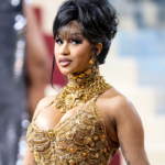 Mira a Cardi B cambiar pañales con gracia en Dagger Nails