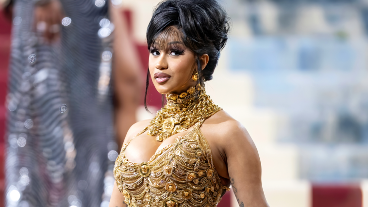 Mira a Cardi B cambiar pañales con gracia en Dagger Nails