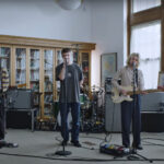 Mira a Fontaines DC actuar en una biblioteca vacía para el Tiny Desk Concert de NPR