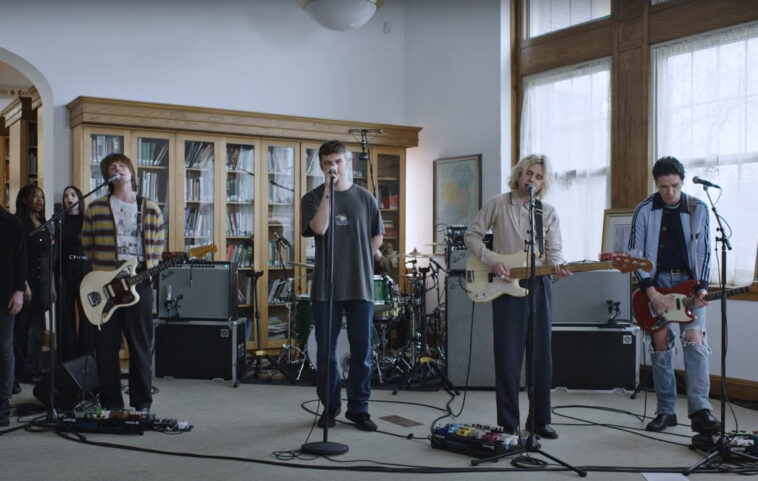 Mira a Fontaines DC actuar en una biblioteca vacía para el Tiny Desk Concert de NPR