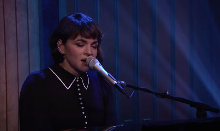 Mira a Norah Jones volver a visitar el exitoso sencillo 'Don't Know Why' en 'Fallon'