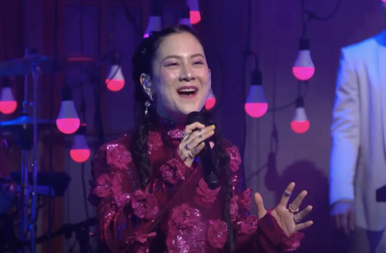 Mira cómo Japanese Breakfast trae las canciones de 'Jubilee' al final de temporada de 'SNL'