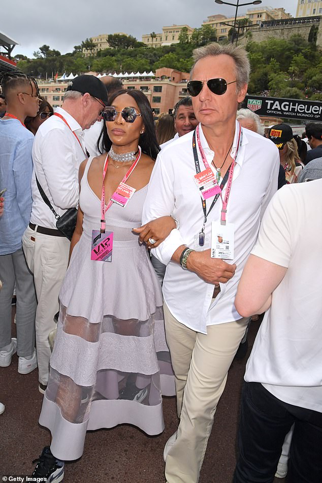 Elegante: Naomi Campbell, de 52 años, caminó del brazo con Ernesto Bertarelli el domingo mientras la pareja asistía al Gran Premio de F1 de Mónaco.
