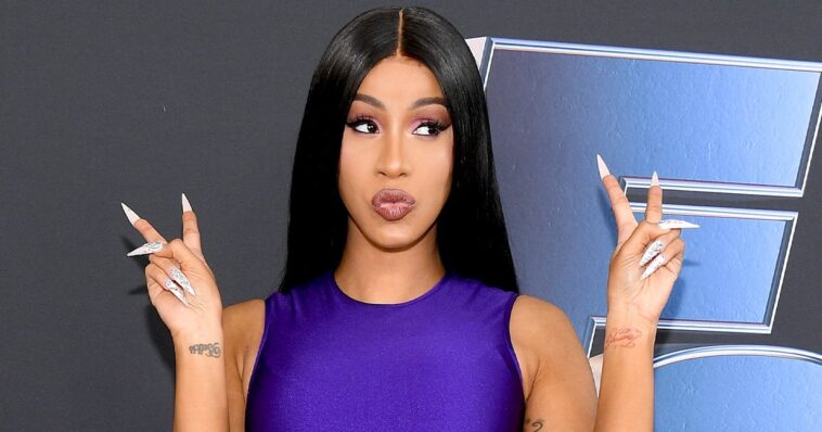 Ni siquiera las uñas Stiletto pueden evitar que Cardi B cambie pañales como un profesional