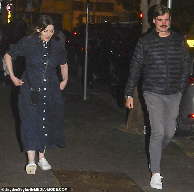 ¡Noche en la ciudad!  La chef británica Nigella Lawson (izquierda) salió a cenar con un amigo (derecha) en Potts Point, Sydney, el martes pasado.  Ella está en Australia para filmar la nueva temporada de My Kitchen Rules.