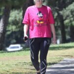 ¡Fanático de Disney!  Rebel Wilson mostró su pérdida de peso con una camiseta Gucci Mickey Mouse de $ 425 durante una caminata en Los Ángeles el martes.