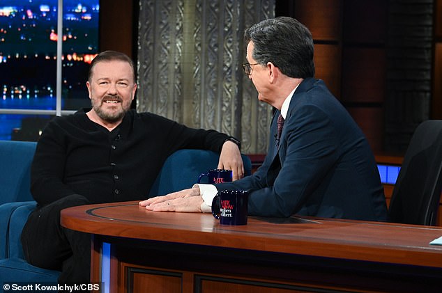 'La gente inteligente no se ofende': Ricky Gervais reveló que bromea sobre el SIDA, el cáncer y Hitler en su especial de Netflix SuperNature cuando apareció en The Late Show el martes