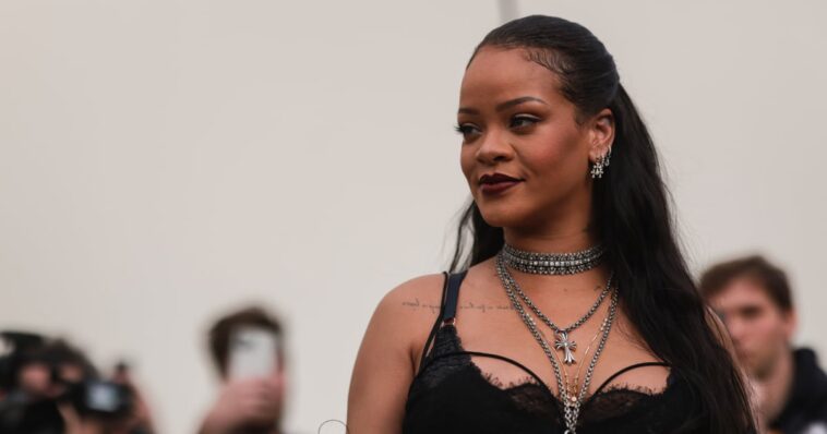 Rihanna revela sus secretos para el cuidado de la piel con un sujetador sedoso