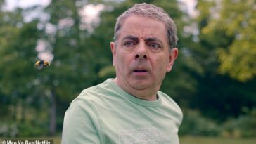 Zumbido: Rowan Atkinson regresa a la televisión protagonizando la nueva comedia de Netflix Man Vs Bee como el torpe padre Trevor, que cuida la casa, cuya rivalidad con un insecto causa caos.