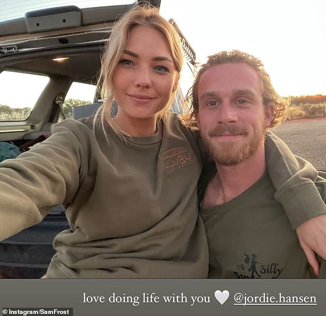 Tiempo libre: Sam Frost (izquierda) y su nuevo novio Jordie Hansen (derecha) disfrutan de una escapada al Outback.  El sábado, la ex estrella de Home and Away compartió una serie de imágenes románticas del viaje en sus Historias de Instagram.