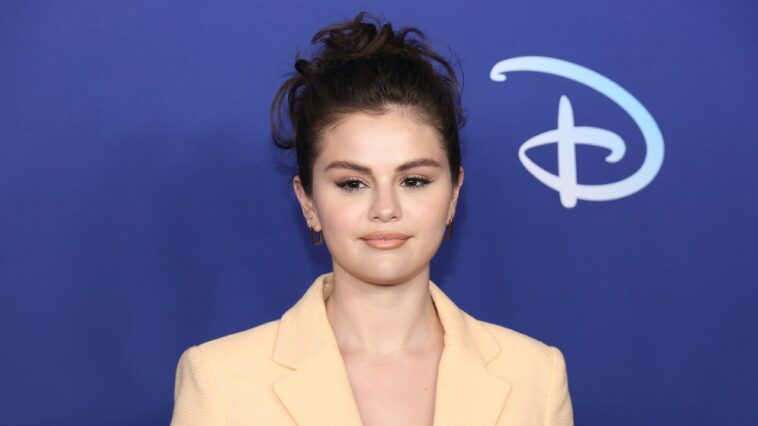 Selena Gomez acaba de presentar grandes extensiones de cabello y Blunt Bangs