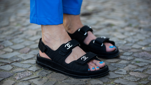 Si te gustan las sandalias de papá de Chanel, entonces te encantarán estas asequibles versiones de la calle.