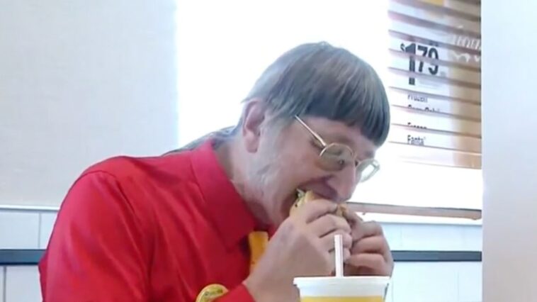 Superfan de McDonald's celebra 50 años comiendo Big Macs