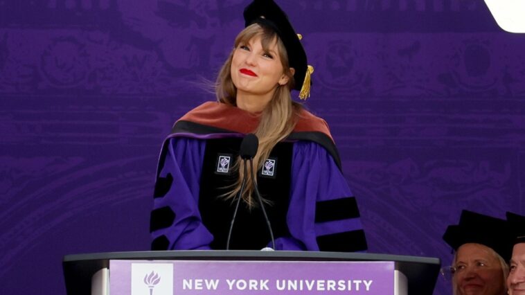 Taylor Swift pronuncia el discurso de graduación de la Universidad de Nueva York: "Mis errores llevaron a las mejores cosas de mi vida"