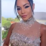 Impresionante: Vanessa Hudgens se veía nada menos que sensacional cuando compartió un clip el lunes de su deslumbrante conjunto mientras asistía a la Gala amfAR en el 75º Festival de Cine de Cannes.