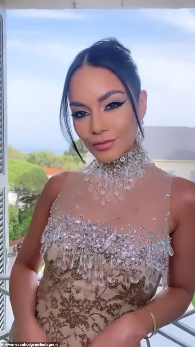 Impresionante: Vanessa Hudgens se veía nada menos que sensacional cuando compartió un clip el lunes de su deslumbrante conjunto mientras asistía a la Gala amfAR en el 75º Festival de Cine de Cannes.