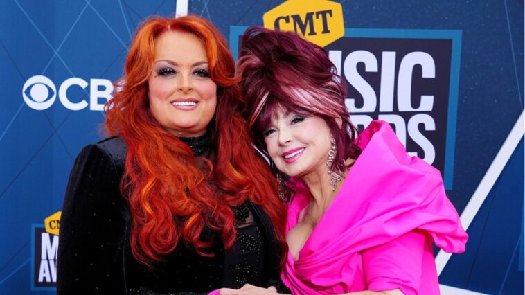 Wynonna Judd se sincera sobre la muerte de la madre Naomi: “Me siento tan impotente”