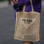 ¿Te encanta el bolso tote de rafia de Prada?  Hemos encontrado las mejores versiones de la calle para comprar ahora