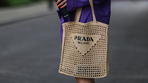 ¿Te encanta el bolso tote de rafia de Prada?  Hemos encontrado las mejores versiones de la calle para comprar ahora