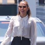 Jennifer Lopez visita a Ben Affleck en el set con el mejor atuendo de los 70