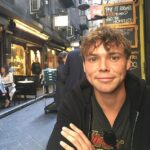 5SOS se vio obligado a interrumpir un concierto en Houston, Texas, el domingo después de que el baterista de la banda, Ashton Irwin (en la foto), sufriera un caso 'extremo' de agotamiento por calor.