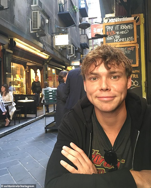 5SOS se vio obligado a interrumpir un concierto en Houston, Texas, el domingo después de que el baterista de la banda, Ashton Irwin (en la foto), sufriera un caso 'extremo' de agotamiento por calor.