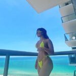 Magnífico: Aliana Mawla, de 24 años, hizo alarde de sus curvas en un bikini amarillo neón el miércoles después de insistir en que las cosas 'siguen' con Liam Payne