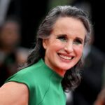 Andie MacDowell defiende el maquillaje de ojos inspirado en la euforia a cualquier edad