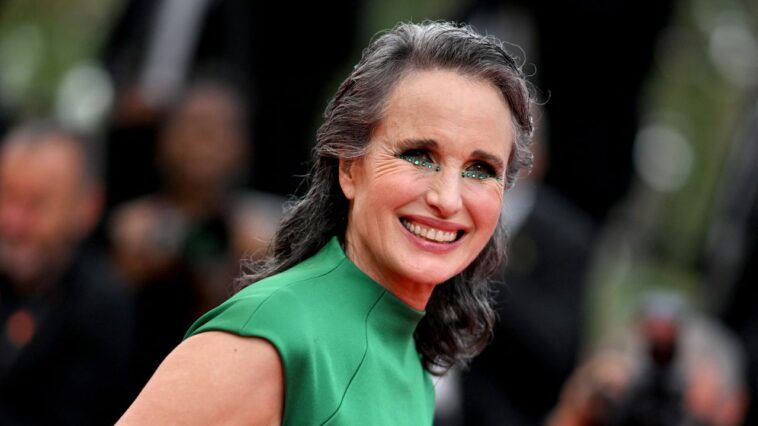 Andie MacDowell defiende el maquillaje de ojos inspirado en la euforia a cualquier edad