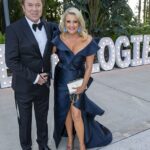 Angela Bishop se lanzó con un atrevido vestido azul marino con abertura en el muslo mientras encabezaba las llegadas a los Premios TV Week Logie en Gold Coast el domingo junto a Richard Wilkins (ambos en la foto)