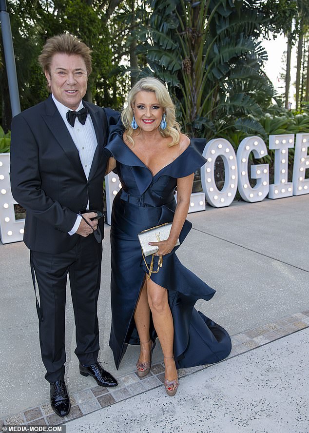 Angela Bishop se lanzó con un atrevido vestido azul marino con abertura en el muslo mientras encabezaba las llegadas a los Premios TV Week Logie en Gold Coast el domingo junto a Richard Wilkins (ambos en la foto)