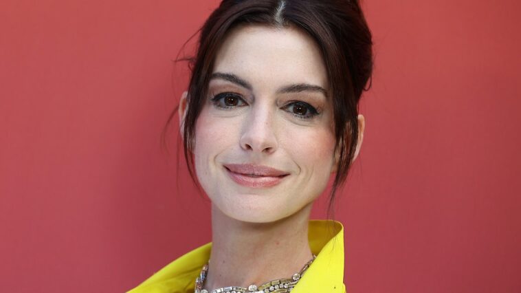 Anne Hathaway trajo el sol en Yellow Valentino