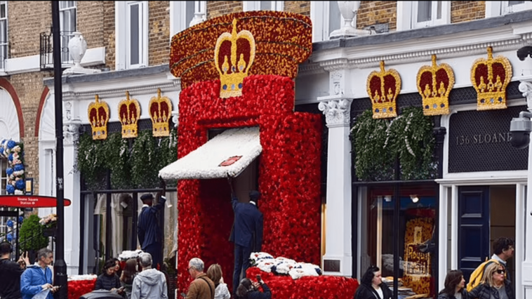 Queen Elizabeth II&apos;s flower arrangement vandalized in Chelsea