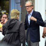 Saludando a su público: En Love Actually, se robó cada escena como la estrella de rock envejecida Billy Mack, y Bill Nighy, de 72 años, es igual de cautivador para sus fans en la vida real.